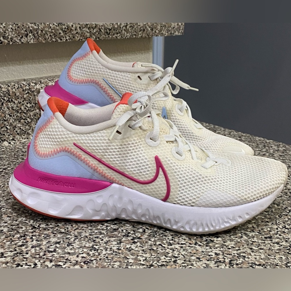 Nike renew snickers woman’s size 9:5 W